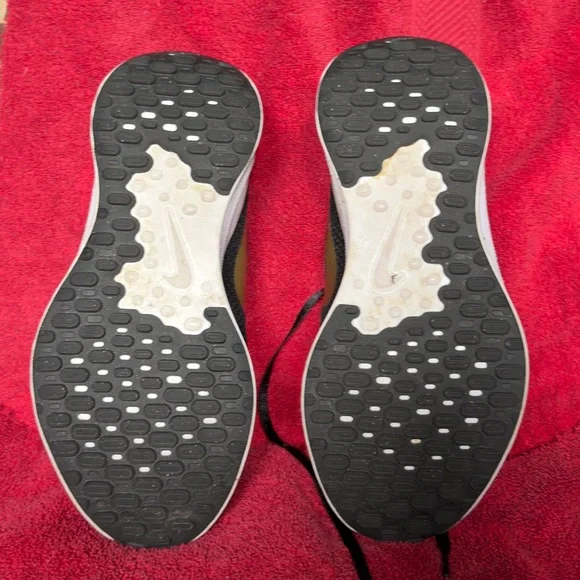 Nike black and with gold logo sneakers size 8.5 wide - Picture 4 of 4